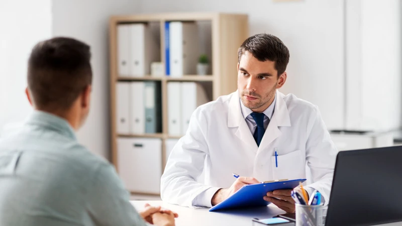 Viêm nhiễm kéo dài có thể khiến bao quy đầu sưng đau, hẹp hơn nên cần đi khám sớm khi có dấu hiệu bất thường