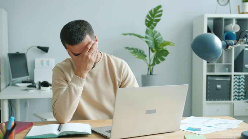 Stress kéo dài là một trong những nguyên nhân phổ biến gây tóc bạc sớm