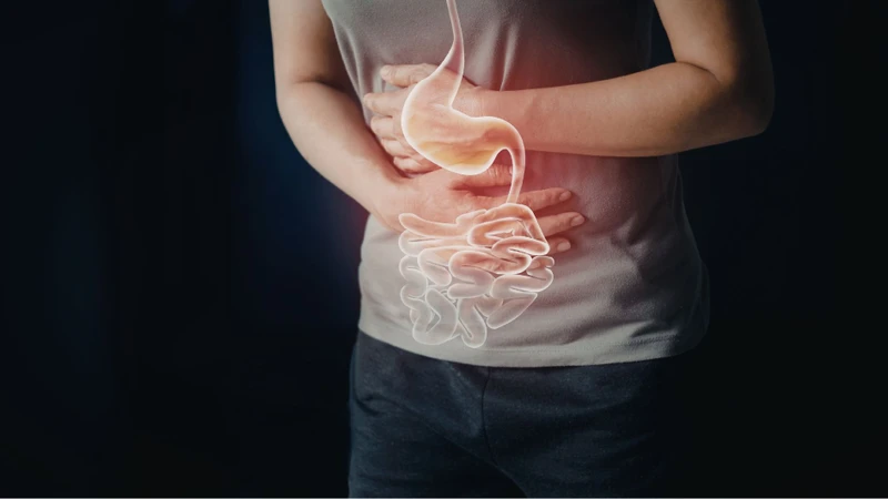 Người gặp các vấn đề về tiêu hóa nên hạn chế sử dụng tỏi ngâm giấm
