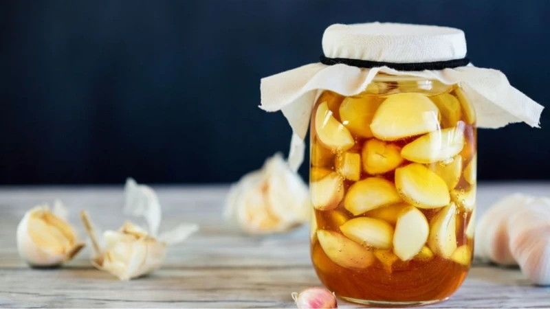 Những người có cơ địa dễ dị ứng nên thận trọng khi sử dụng tỏi ngâm mật ong