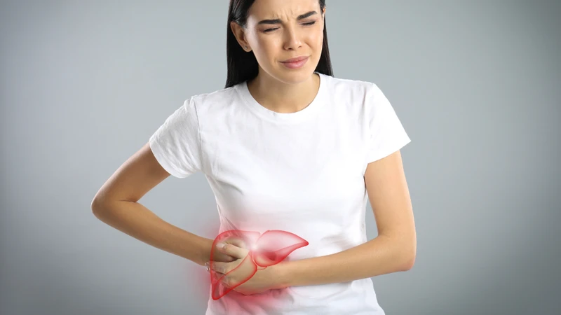 Người bệnh có thể cảm thấy âm ỉ, khó chịu hoặc nặng tức ở vùng bụng trên bên phải do gan nằm tại vị trí này