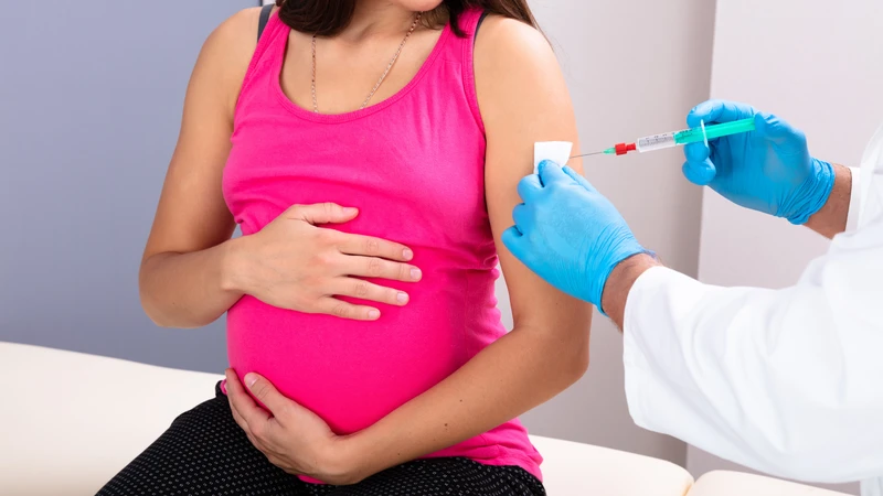 Một số vắc xin bất hoạt an toàn và cần thiết để bảo vệ cả mẹ và thai nhi