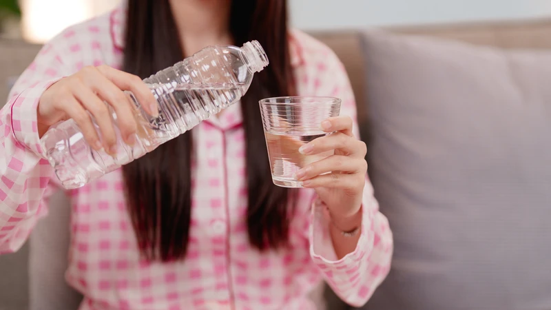 ay chân miệng dễ gây&nbsp;mất nước do sốt, bố mẹ cần bù nước cho trẻ