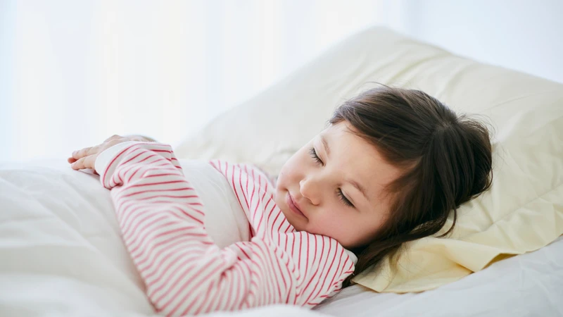 Cho trẻ nghỉ ngơi đầy đủ và theo dõi sát tình trạng bệnh