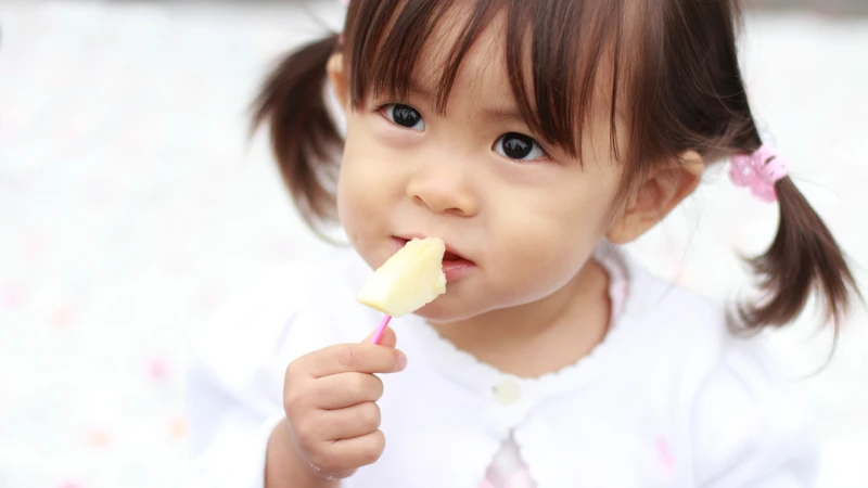Trẻ thường giảm tốc độ tăng cân so với năm đầu, nhưng vẫn tăng đều đặn