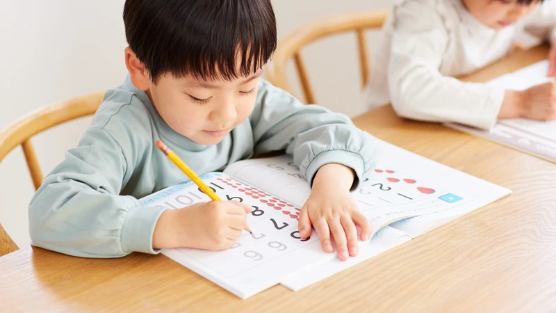 Ở giai đoạn 4 - 5 tuổi, trẻ thường có nhiều bước tiến rõ rệt về thể chất, ngôn ngữ, nhận thức và kỹ năng xã hội