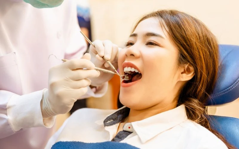 Dẫn lưu mủ và làm sạch ổ viêm là thủ thuật được chỉ định ở bệnh nhân viêm chân răng có mủ