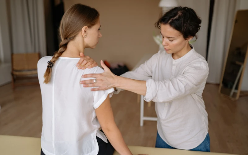 Viêm gân cơ nhị đầu có thể biểu hiện bằng cơn đau ở phía trước vai, cứng và yếu vai