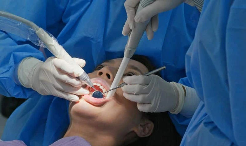 Bác sĩ có thể chỉ định phẫu thuật cắt nướu nếu mô nướu tăng sinh quá mức và không đáp ứng với điều trị bảo tồn