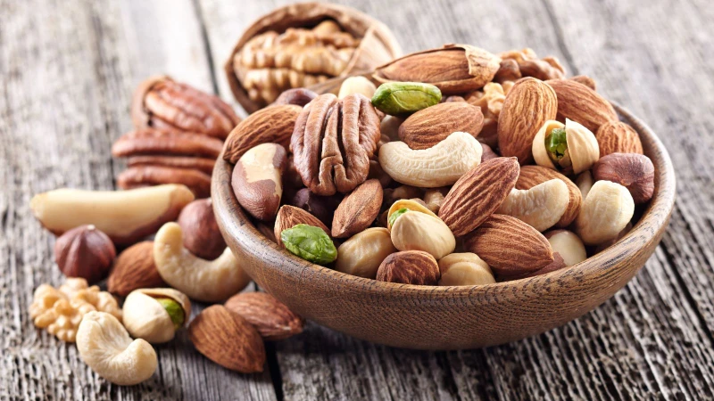 Các loại hạt giúp tăng cân giàu năng lượng, trung bình 100g hạt cung cấp từ 500 - 700 kcal