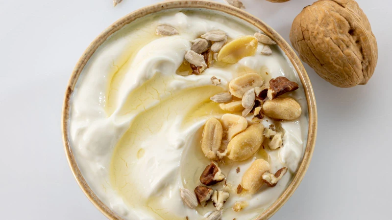Bạn có thể bổ sung các loại hạt vào sữa chua, yến mạch, sinh tố, salad hoặc ngũ cốc