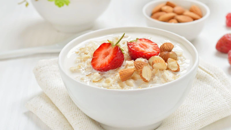 Có thể kết hợp thêm hạt chia, hạt lanh hoặc hạnh nhân vào sữa chua, yến mạch và trái cây tươi.