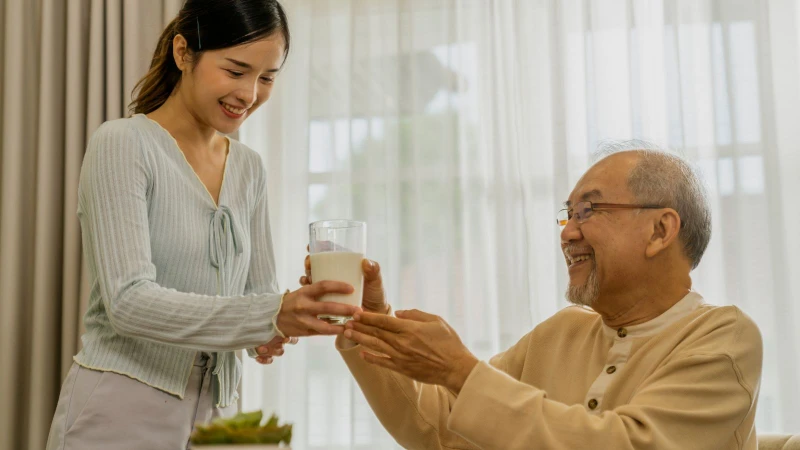 Khi lựa chọn sữa hạt cho người già, nên lưu ý một số tiêu chí