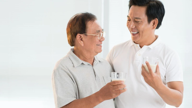 Dù bổ dưỡng, sữa hạt cho người già cũng cần được sử dụng đúng cách.