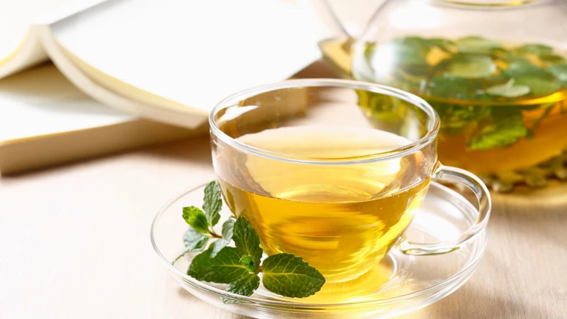 Súc miệng bằng trà xanh trước khi ngủ là một trong những cách trị hôi miệng sau 1 đêm