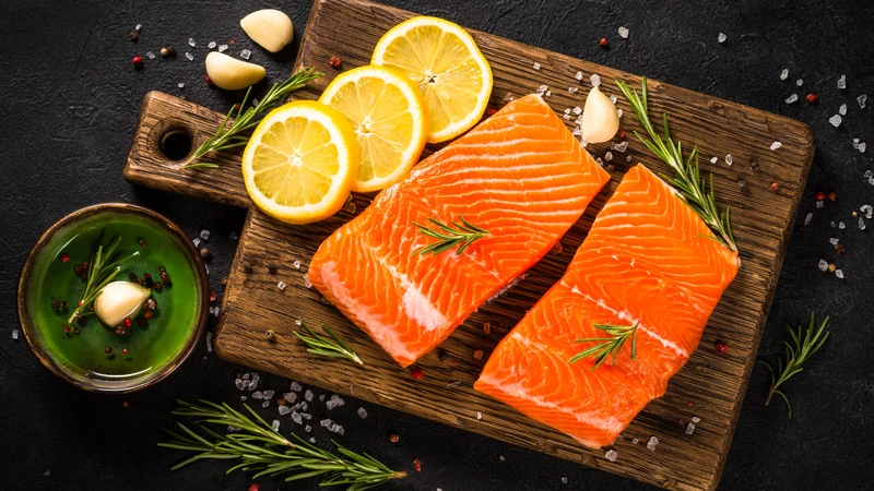 Cá hồi giàu protein, omega-3 và vitamin nhóm B, góp phần hỗ trợ cơ thể tổng hợp keratin