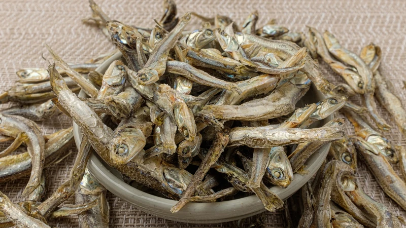 Nhóm cá nhỏ có thể ăn được cả xương có chứa canxi, hàm lượng lớn omega-3 cùng protein thiết yếu