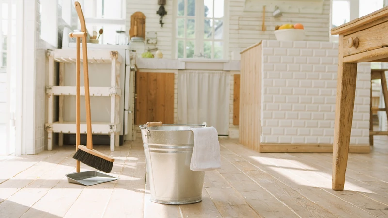 Vệ sinh sạch sẽ các bề mặt tiếp xúc hằng ngày giúp hạn chế nguy cơ lây nhiễm