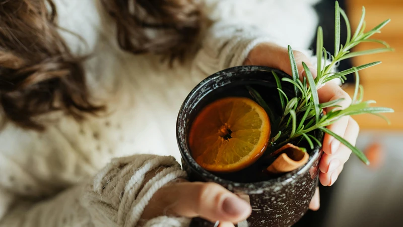 Uống trà detox đúng cách có thể hỗ trợ bổ sung nước cho cơ thể