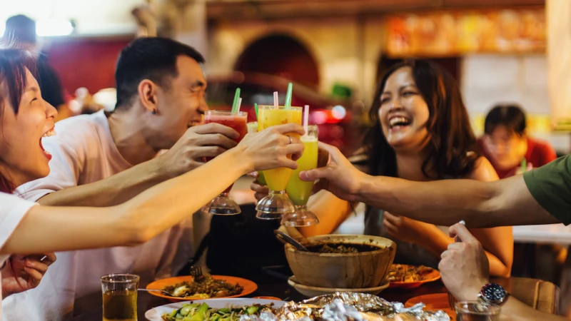 Việc trò chuyện, chia sẻ sẽ giúp hạn chế cảm giác cô đơn Việc trò chuyện, chia sẻ sẽ giúp hạn chế cảm giác cô đơn