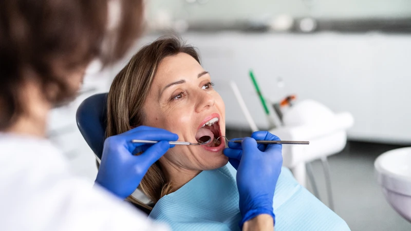 Tái khám định kỳ giúp kiểm tra miếng trám, phát hiện sớm sâu răng và đánh giá tình trạng mòn nứt