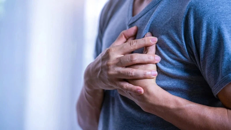 Khó chịu hoặc đau ngực, thường là sau xương ức hoặc ở phía bên trái ngực