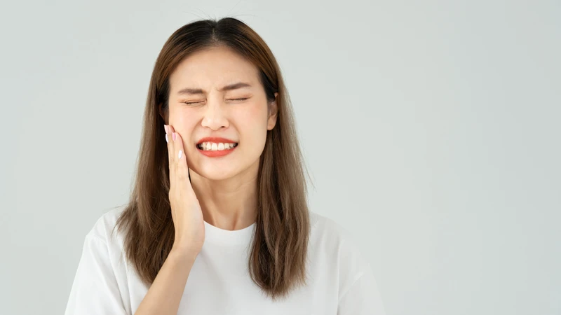 Tráng men răng giúp cải thiện thẩm mỹ, nhưng có thể gây ê buốt nếu men răng bị mài quá nhiều