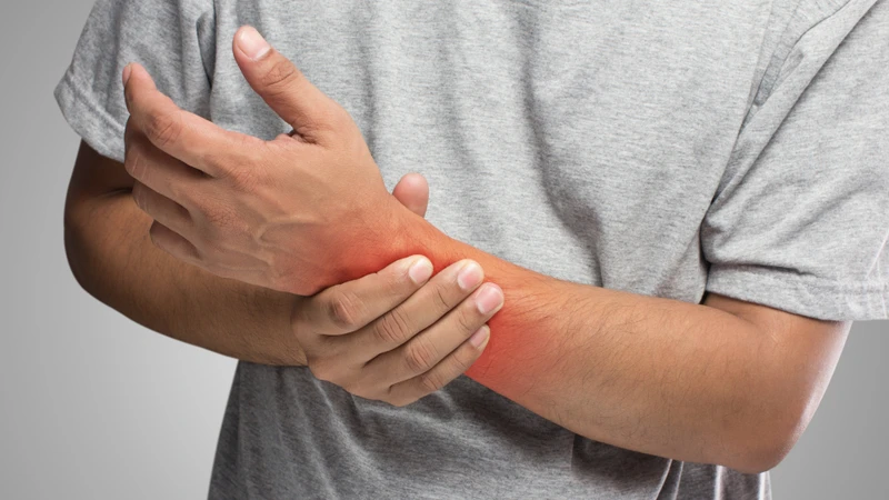 Ngay sau chấn thương, người bệnh thường cảm thấy đau nhói hoặc đau âm ỉ ở cổ tay, đặc biệt khi cố gắng cử động