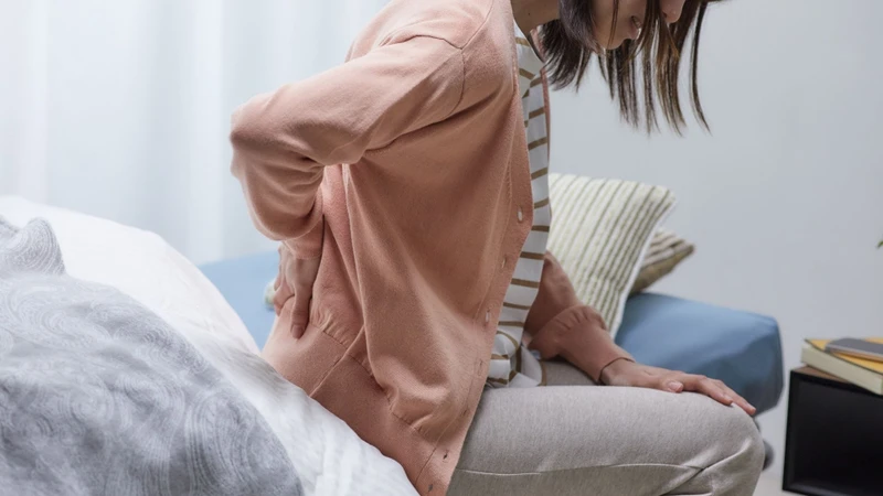 Trật khớp háng có thể gây đau nhức kèm sưng nề, bầm tím