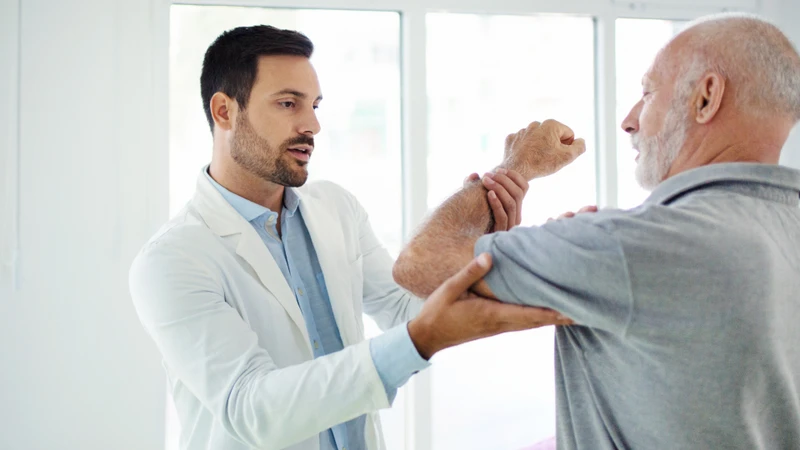 Bệnh nhân cần được theo dõi tiến triển lâm sàng và hình ảnh học để đánh giá hiệu quả điều trị