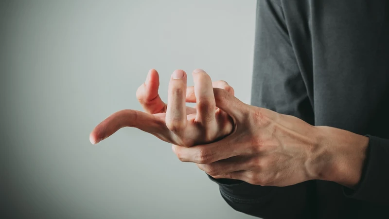 Khi có dấu hiệu trật khớp ngón tay, cần đến cơ sở y tế để được chẩn đoán và can thiệp kịp thời
