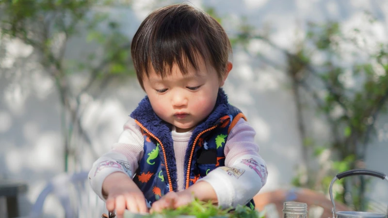 Cha mẹ cũng cần chú ý nếu trẻ không cố gắng bắt chước âm thanh và lời nói của người lớn, giao tiếp mắt kém