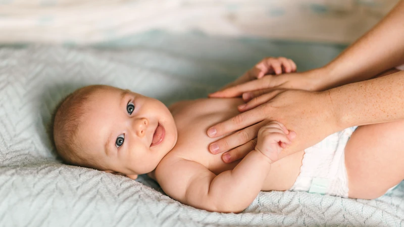 Trẻ 1 tháng tuổi đi ngoài mấy lần một ngày là bình thường?1