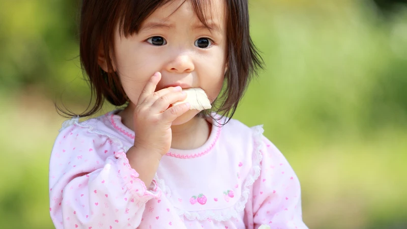 Trẻ 1 tuổi ăn được bánh kẹo gì? Chọn món mềm, dễ nhai, đảm bảo an toàn và bổ sung dinh dưỡng cho bé