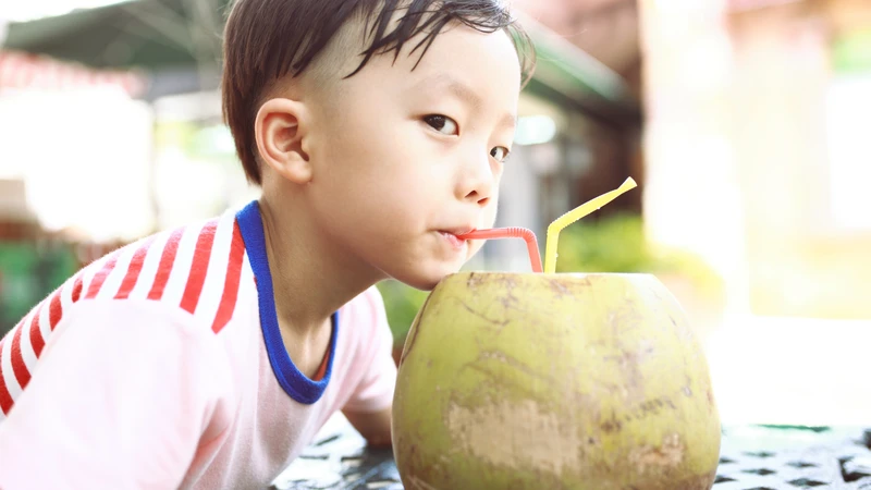 Nước dừa giúp bổ sung nước và một số chất điện giải cho trẻ khi sử dụng với lượng phù hợp