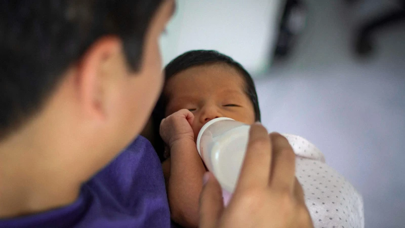 Bé bú no thường thư giãn, tự nhả vú hoặc bình sữa và dễ đi vào giấc ngủ