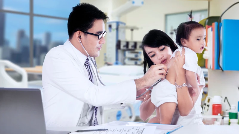 Nếu trẻ chậm biết đi, cha mẹ nên đưa bé đi khám để được bác sĩ tư vấn
