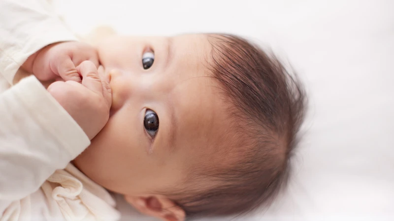 Trẻ 2 tháng tuổi mút tay có sao không là thắc mắc của nhiều cha mẹ