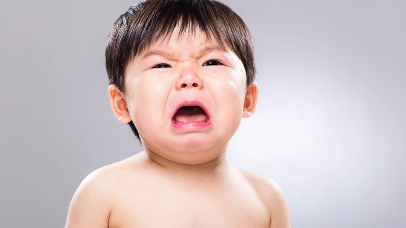 Não bộ và cảm xúc đang phát triển mạnh khiến trẻ 2 tuổi ngủ hay giật mình khóc thét