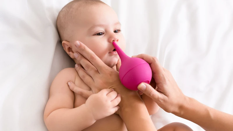 Cha mẹ nên vệ sinh mũi họng đúng cách cho trẻ 3 tháng tuổi bị ho
