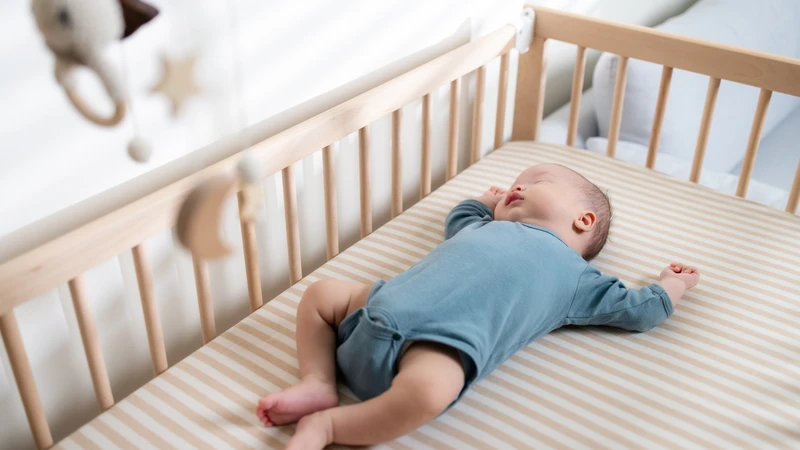 Luôn đặt trẻ nằm ngửa, ngủ trên nệm cứng và giữ không gian ngủ thông thoáng để đảm bảo an toàn