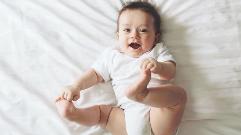 Trẻ 4 tháng tuổi biết làm những gì phản ánh sự phát triển về thể chất và giác quan