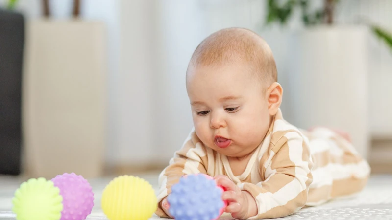 Tummy time và tương tác hằng ngày giúp bé phát triển kỹ năng toàn diện