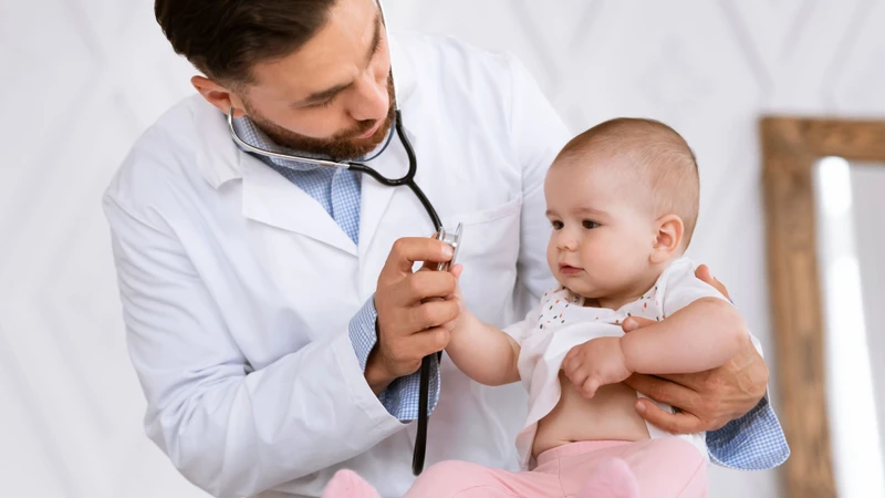 Nếu bé chưa đạt các mốc quan trọng, cha mẹ nên đưa trẻ đi khám bác sĩ