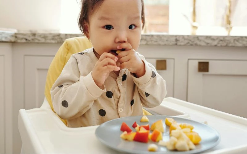 Khi trẻ bắt đầu ăn dặm thì số lần đi ngoài cũng giảm xuống
