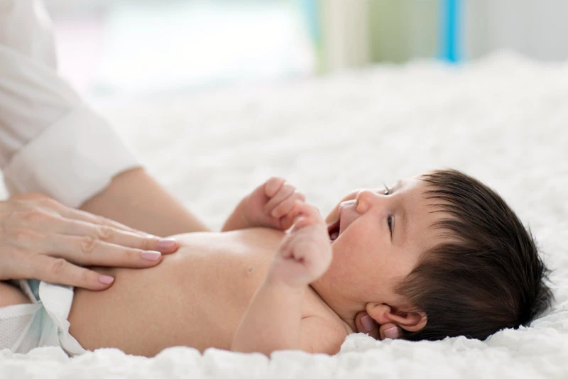 Mát xa bụng trẻ giúp kích thích nhu động ruột, hỗ trợ tiêu hóa tốt hơn