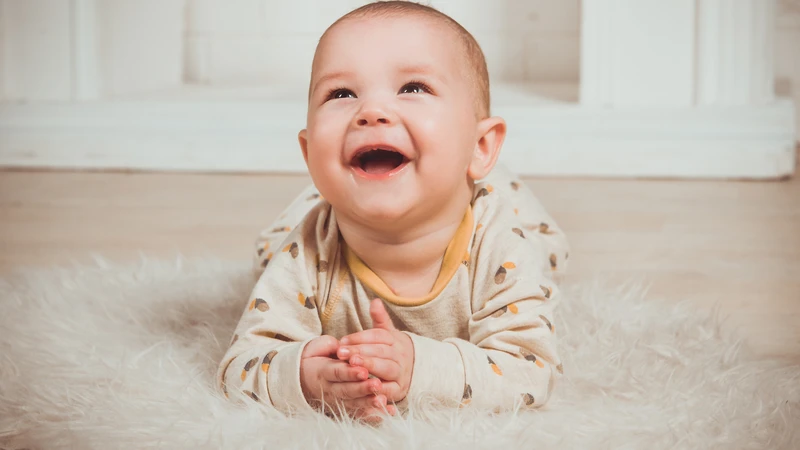 Nhiều cha mẹ thắc mắc&nbsp;trẻ 7 tháng ngồi xe tập đi được không