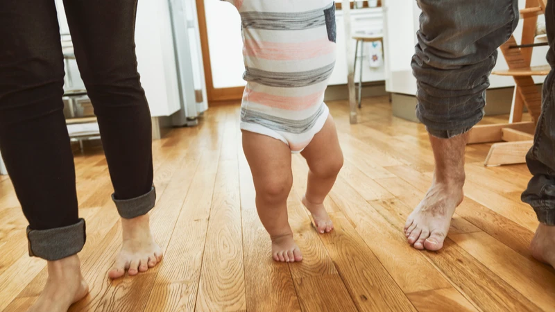 Cha mẹ có thể dìu dắt và khuyến khích con trong những bước đi đầu đời