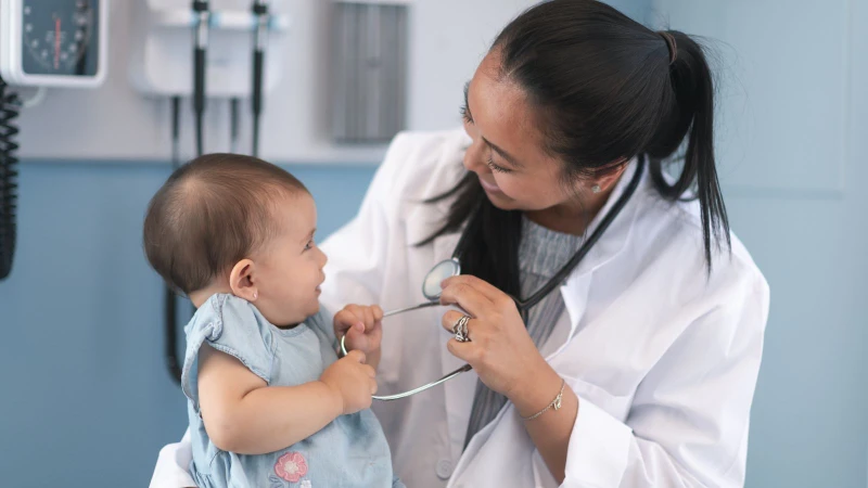 Mẹ cần đưa bé đến cơ sở y tế ngay nếu trẻ 7 tháng tuổi đi ngoài màu xanh kèm theo sốt cao, nôn liên tục