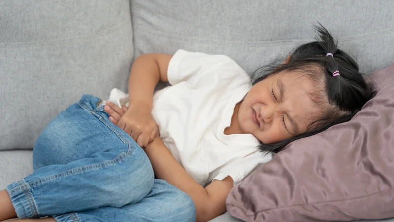 Đau bụng dưới ở trẻ có thể do nhiều nguyên nhân khác nhau